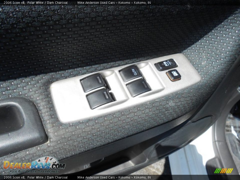 2006 Scion xB Polar White / Dark Charcoal Photo #9