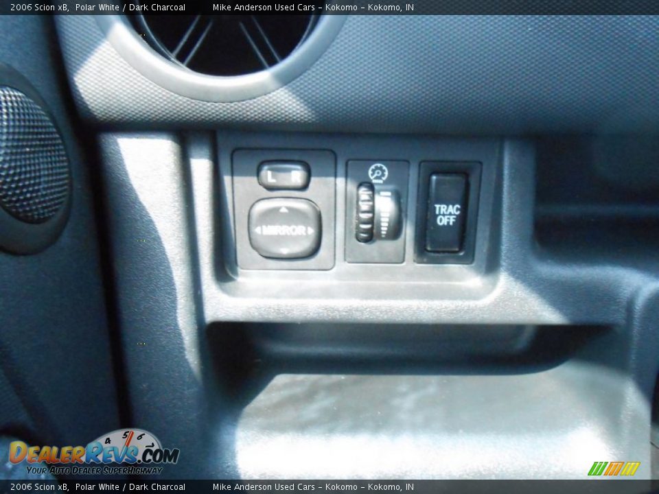 2006 Scion xB Polar White / Dark Charcoal Photo #11