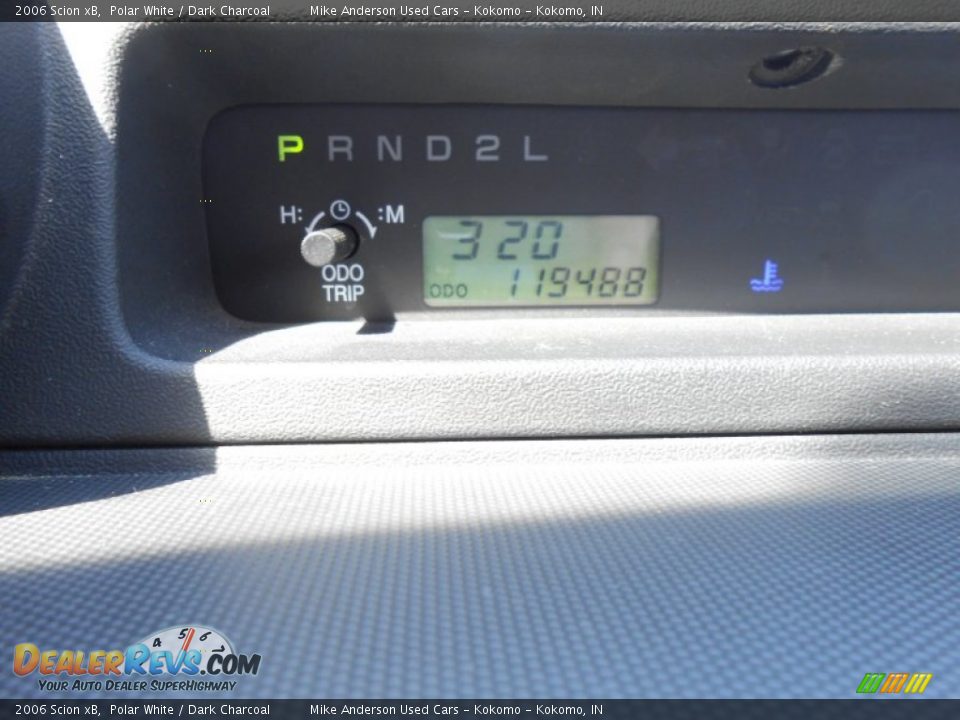 2006 Scion xB Polar White / Dark Charcoal Photo #14