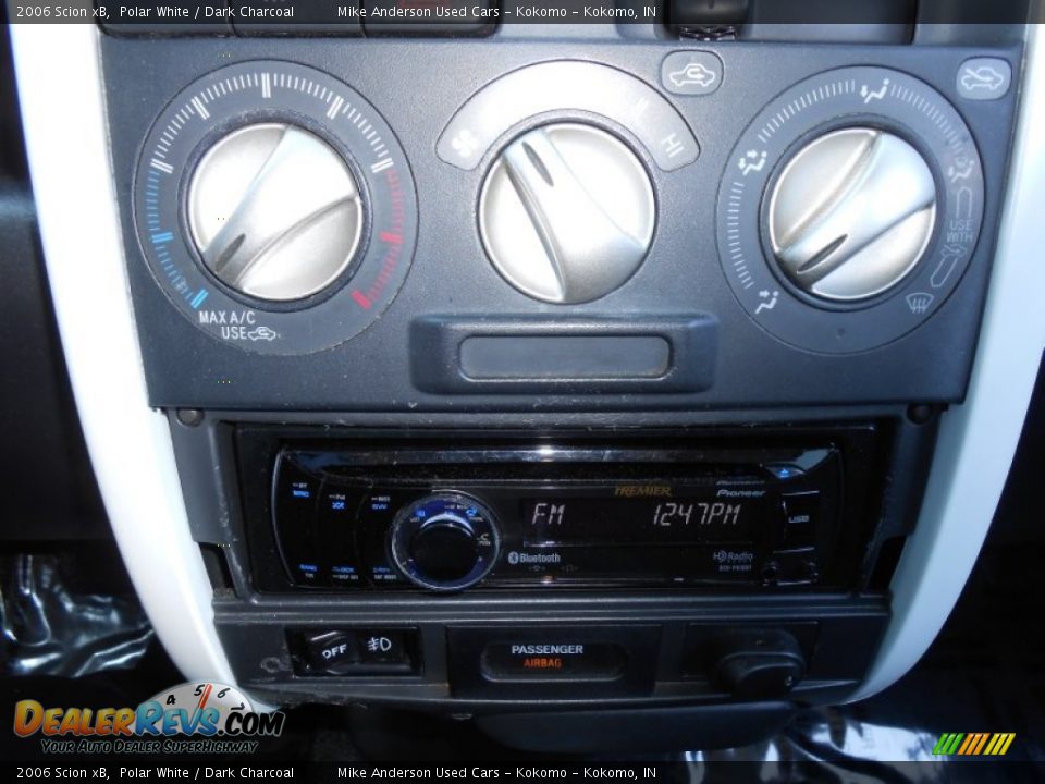 2006 Scion xB Polar White / Dark Charcoal Photo #16