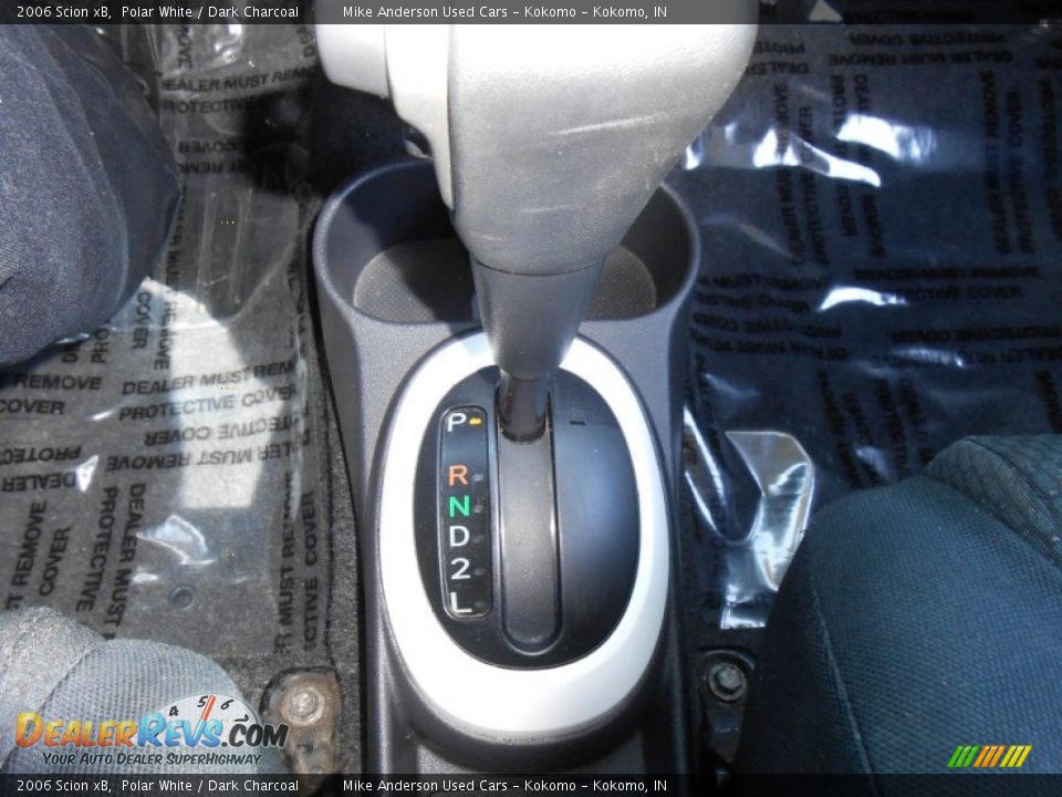 2006 Scion xB Polar White / Dark Charcoal Photo #17