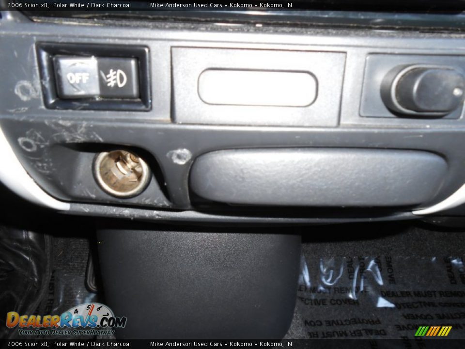 2006 Scion xB Polar White / Dark Charcoal Photo #18