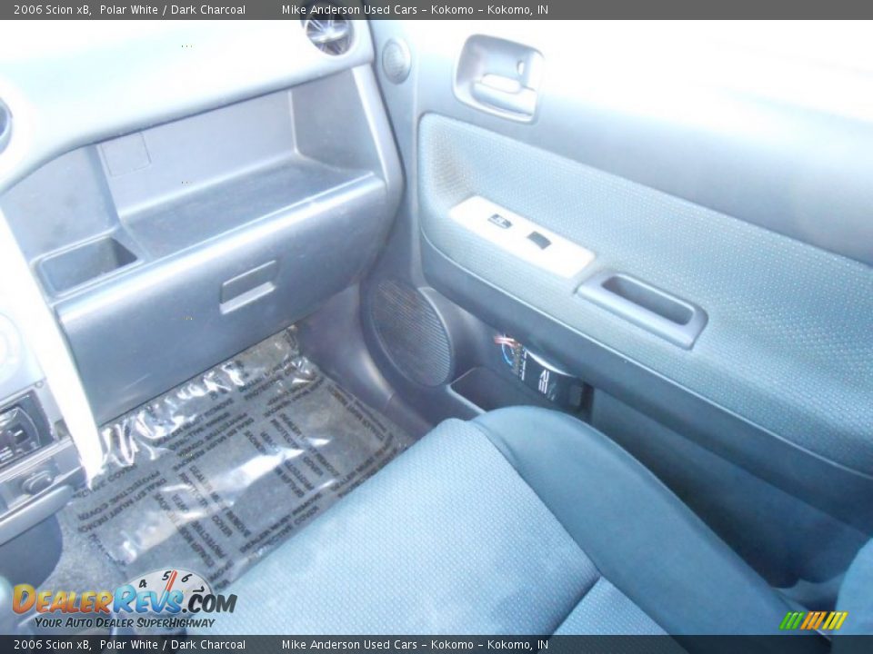 2006 Scion xB Polar White / Dark Charcoal Photo #19