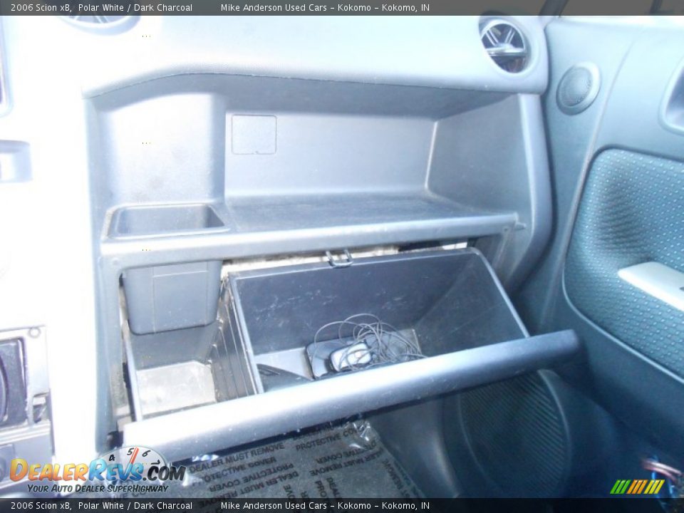 2006 Scion xB Polar White / Dark Charcoal Photo #20