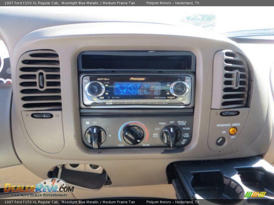 1997 Ford F150 XL Regular Cab Moonlight Blue Metallic / Medium Prairie Tan Photo #29