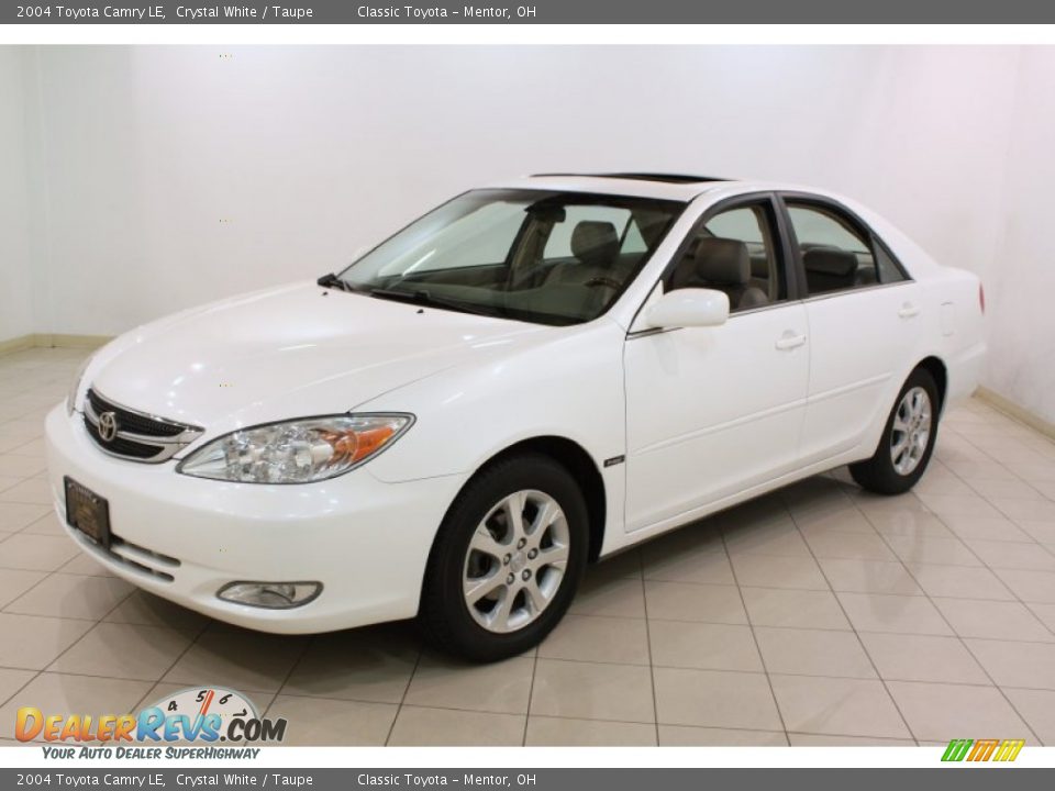 Front 3/4 View of 2004 Toyota Camry LE Photo #3