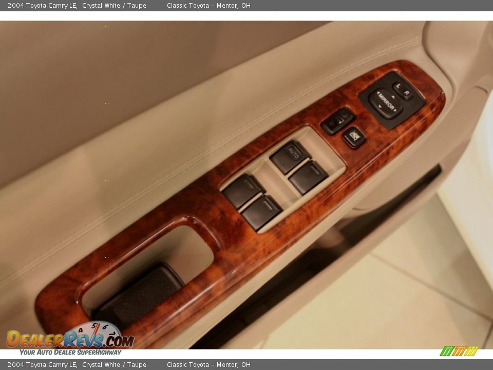 Controls of 2004 Toyota Camry LE Photo #5