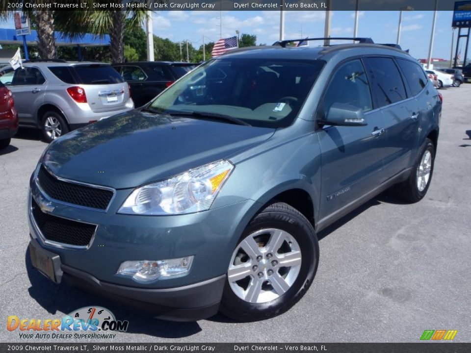 Front 3/4 View of 2009 Chevrolet Traverse LT Photo #1