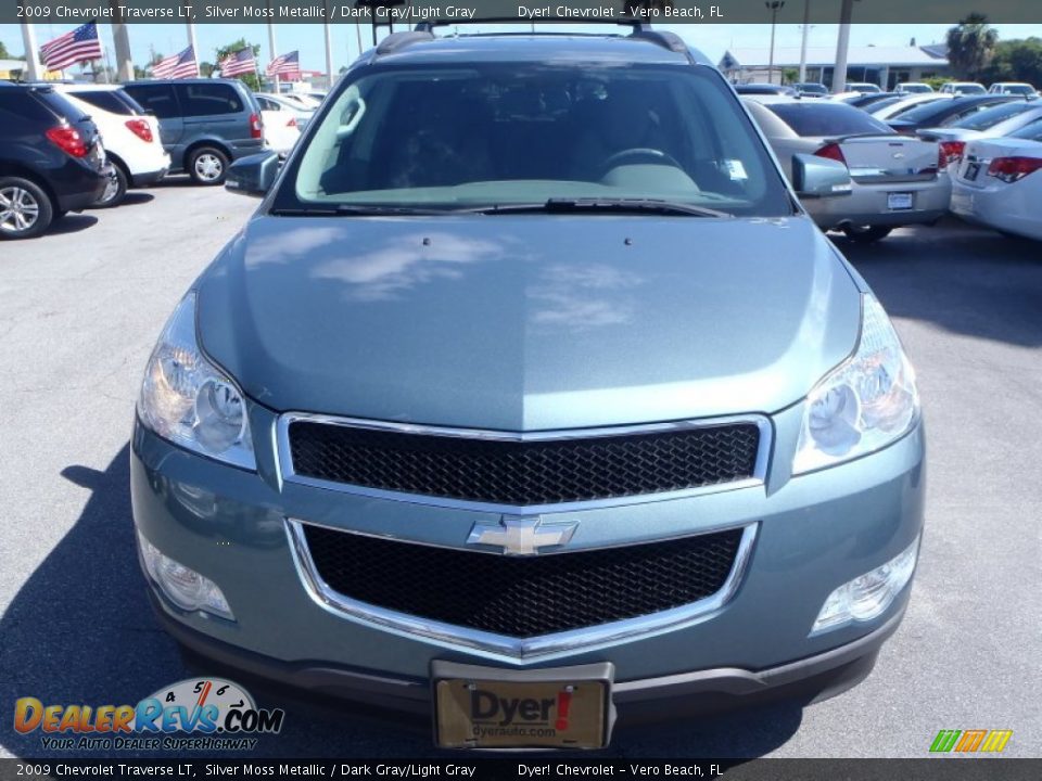 2009 Chevrolet Traverse LT Silver Moss Metallic / Dark Gray/Light Gray Photo #2