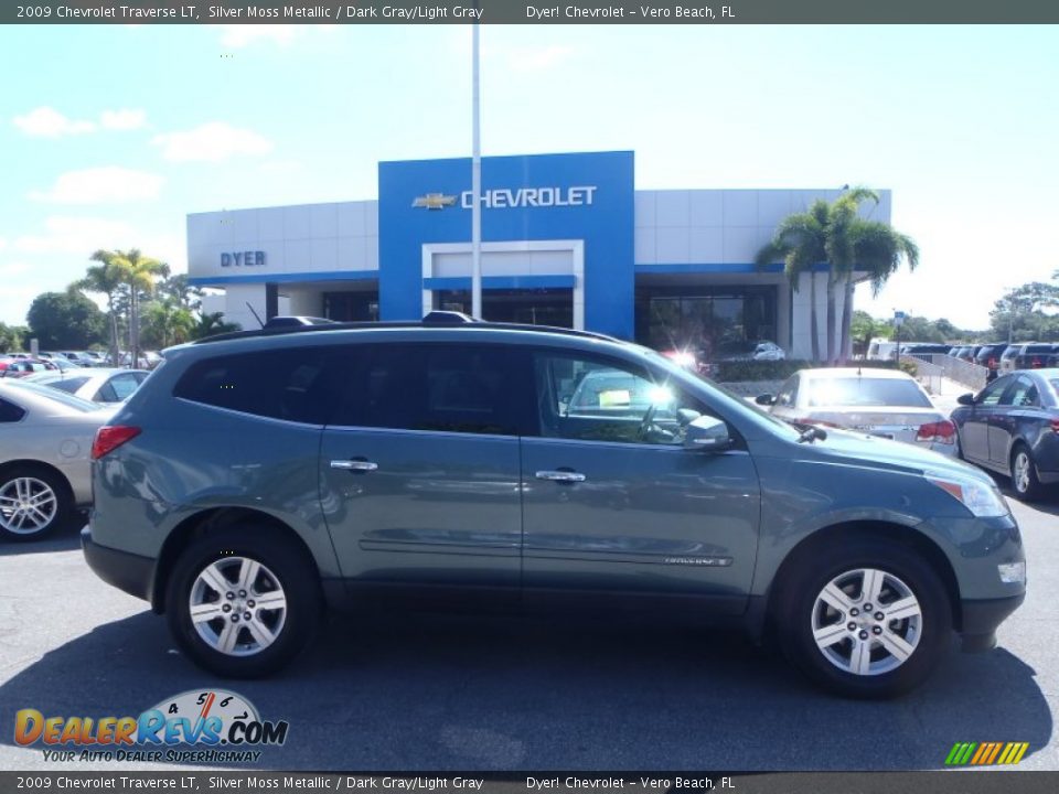 2009 Chevrolet Traverse LT Silver Moss Metallic / Dark Gray/Light Gray Photo #3