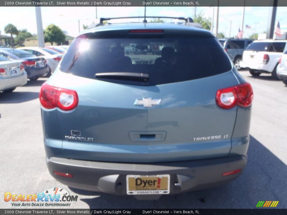 2009 Chevrolet Traverse LT Silver Moss Metallic / Dark Gray/Light Gray Photo #4