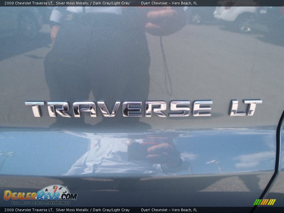 2009 Chevrolet Traverse LT Silver Moss Metallic / Dark Gray/Light Gray Photo #5