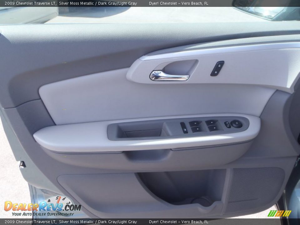 2009 Chevrolet Traverse LT Silver Moss Metallic / Dark Gray/Light Gray Photo #13