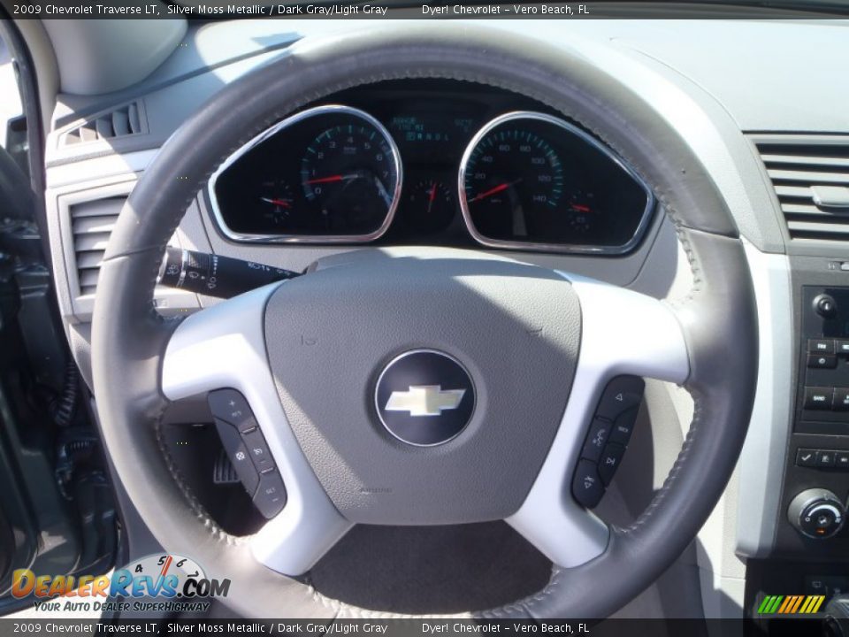 2009 Chevrolet Traverse LT Silver Moss Metallic / Dark Gray/Light Gray Photo #16