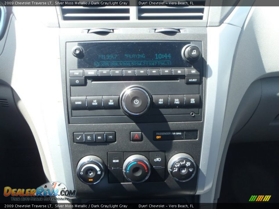 Controls of 2009 Chevrolet Traverse LT Photo #18