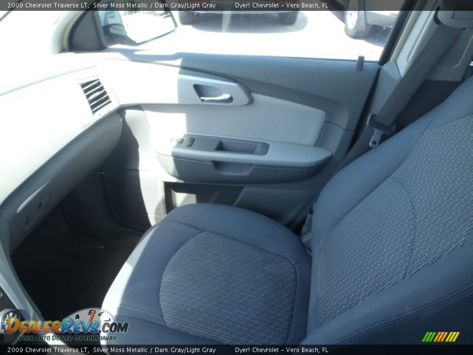 2009 Chevrolet Traverse LT Silver Moss Metallic / Dark Gray/Light Gray Photo #19
