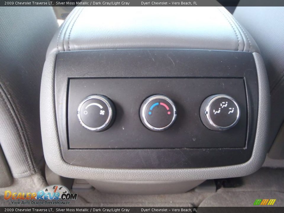 2009 Chevrolet Traverse LT Silver Moss Metallic / Dark Gray/Light Gray Photo #23