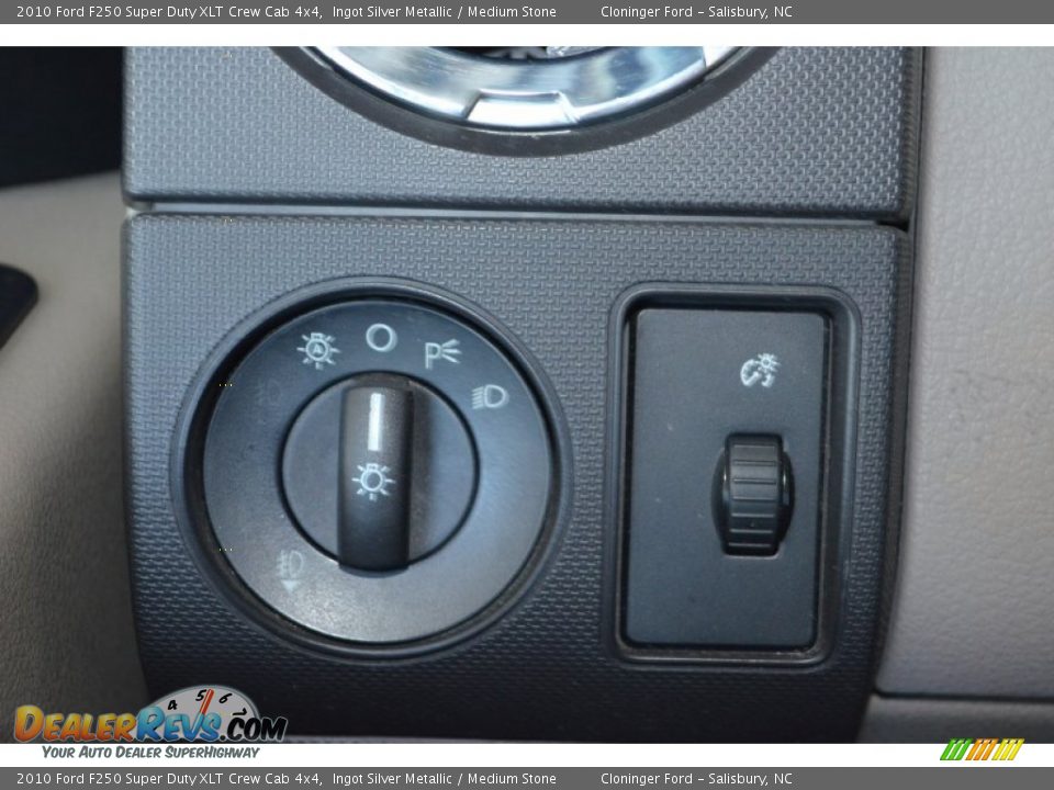 2010 Ford F250 Super Duty XLT Crew Cab 4x4 Ingot Silver Metallic / Medium Stone Photo #24