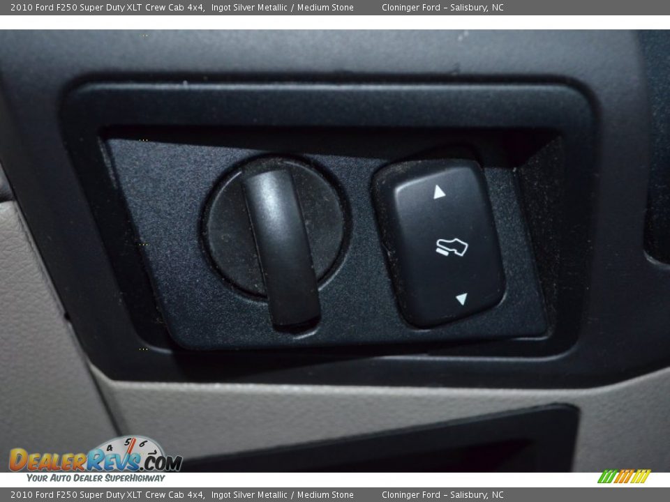 2010 Ford F250 Super Duty XLT Crew Cab 4x4 Ingot Silver Metallic / Medium Stone Photo #27