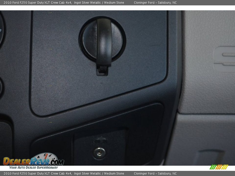 2010 Ford F250 Super Duty XLT Crew Cab 4x4 Ingot Silver Metallic / Medium Stone Photo #30