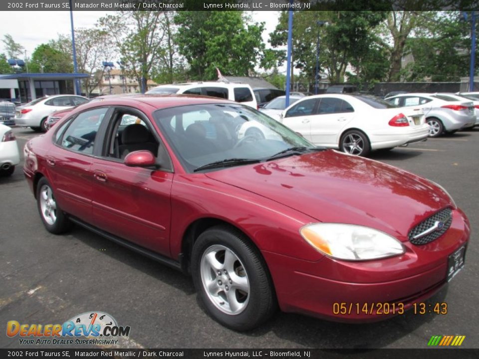 Front 3/4 View of 2002 Ford Taurus SE Photo #2