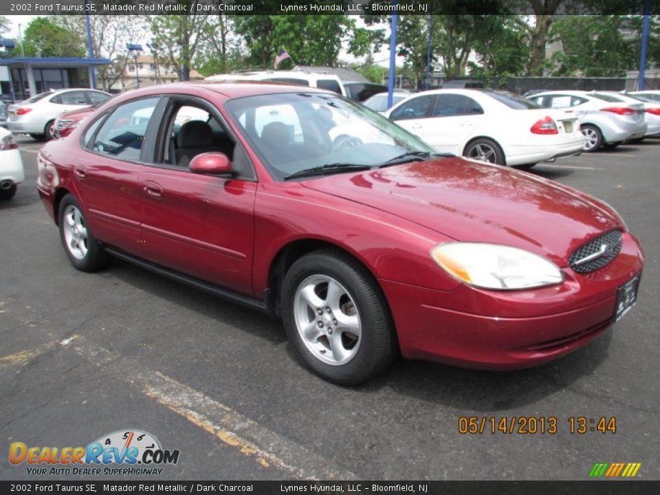 2002 Ford Taurus SE Matador Red Metallic / Dark Charcoal Photo #3