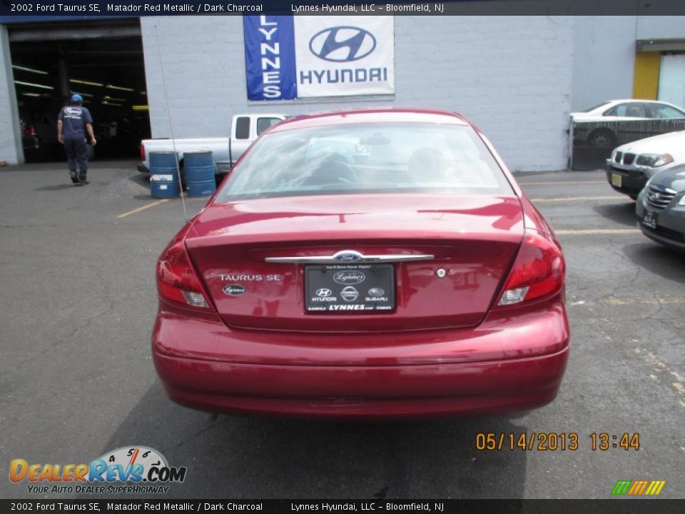2002 Ford Taurus SE Matador Red Metallic / Dark Charcoal Photo #4