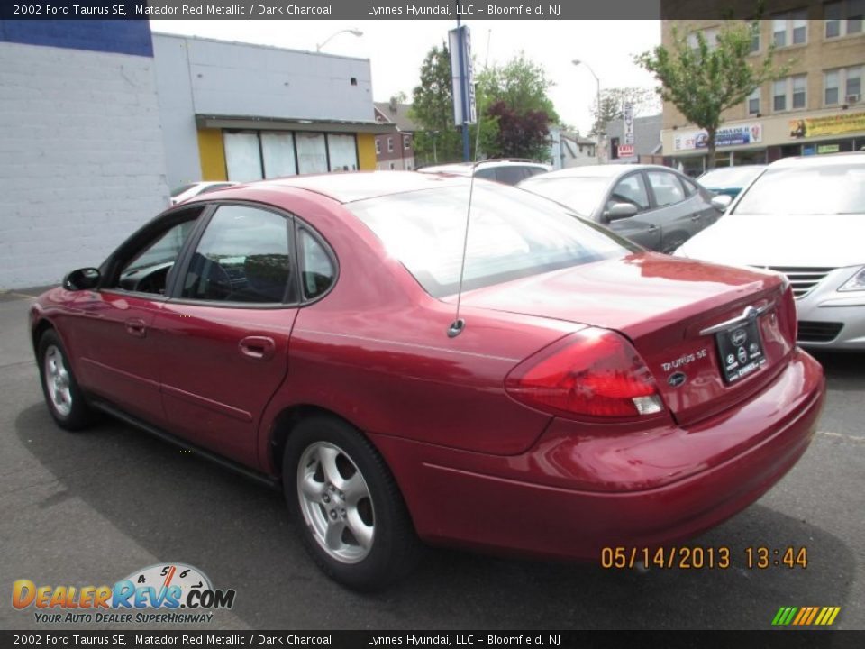 2002 Ford Taurus SE Matador Red Metallic / Dark Charcoal Photo #5