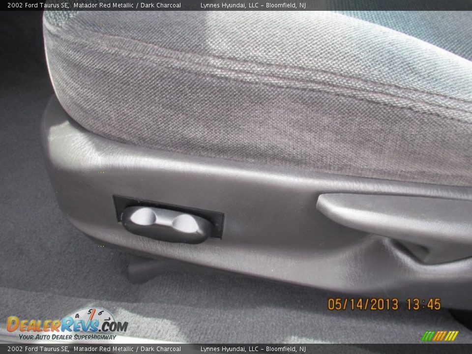 2002 Ford Taurus SE Matador Red Metallic / Dark Charcoal Photo #8