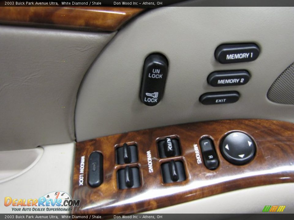Controls of 2003 Buick Park Avenue Ultra Photo #11