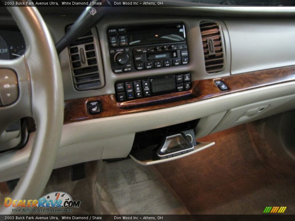 Controls of 2003 Buick Park Avenue Ultra Photo #23