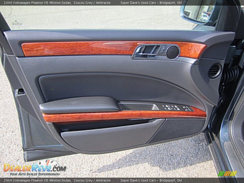 2004 Volkswagen Phaeton V8 4Motion Sedan Coucou Grey / Anthracite Photo #19
