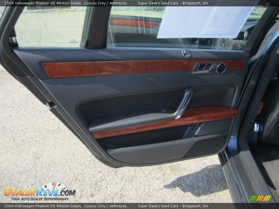 2004 Volkswagen Phaeton V8 4Motion Sedan Coucou Grey / Anthracite Photo #22