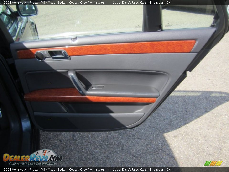 2004 Volkswagen Phaeton V8 4Motion Sedan Coucou Grey / Anthracite Photo #23