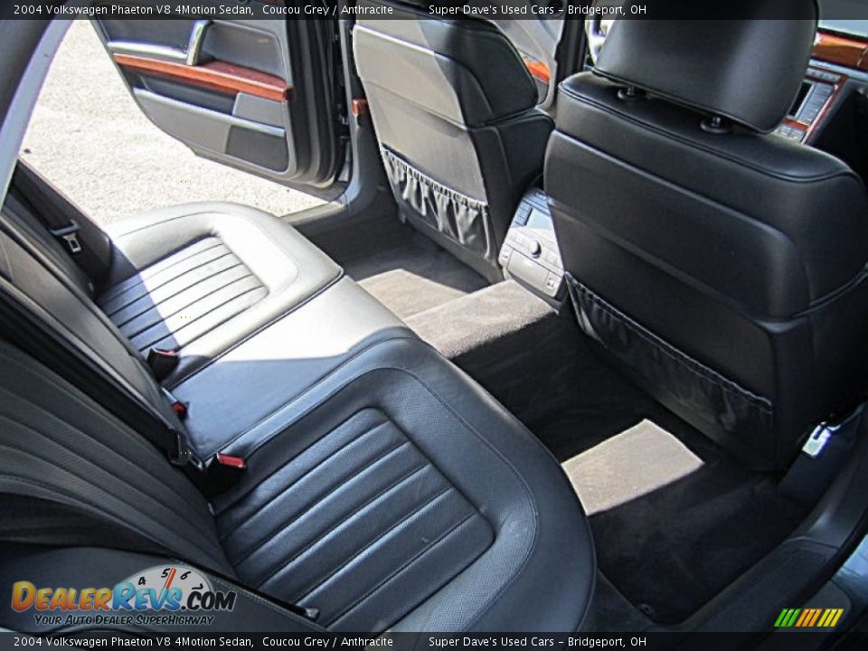 2004 Volkswagen Phaeton V8 4Motion Sedan Coucou Grey / Anthracite Photo #24
