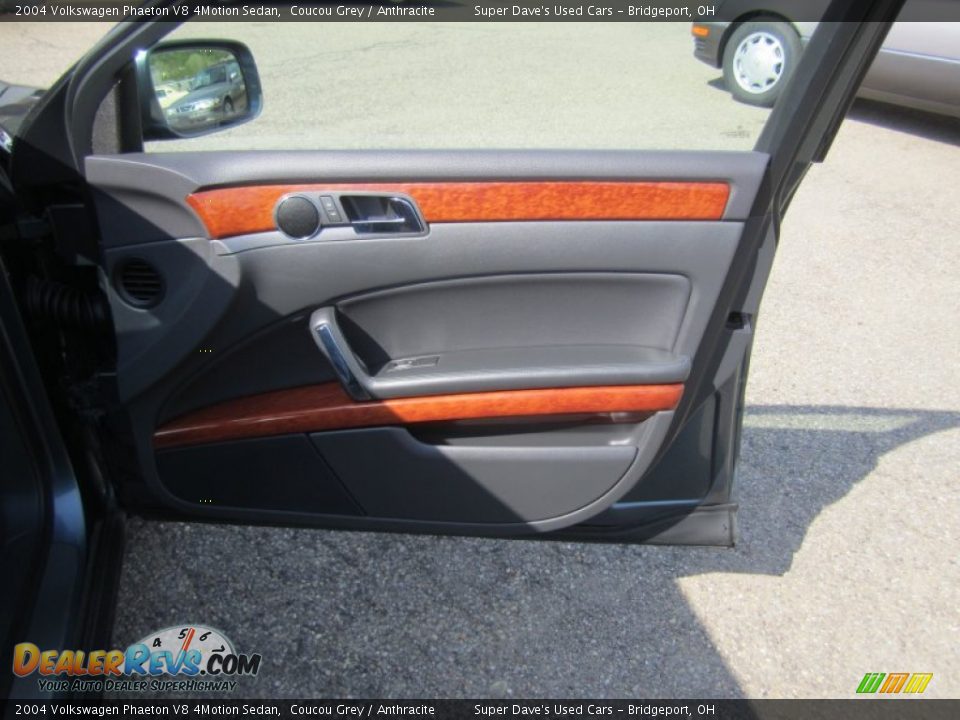 2004 Volkswagen Phaeton V8 4Motion Sedan Coucou Grey / Anthracite Photo #28