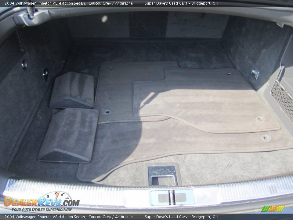 2004 Volkswagen Phaeton V8 4Motion Sedan Coucou Grey / Anthracite Photo #29