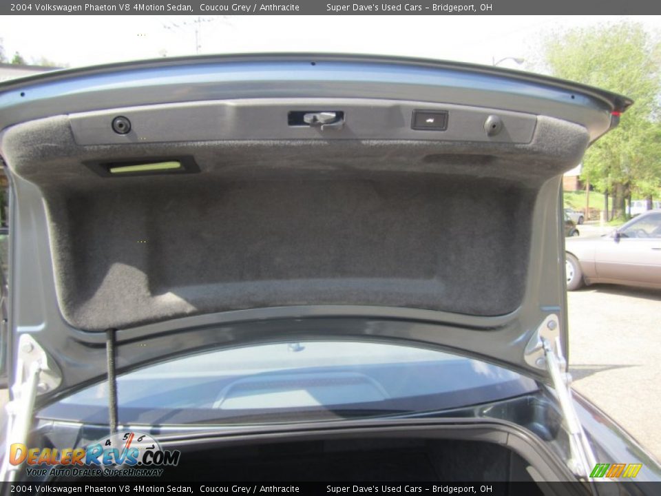 2004 Volkswagen Phaeton V8 4Motion Sedan Coucou Grey / Anthracite Photo #30