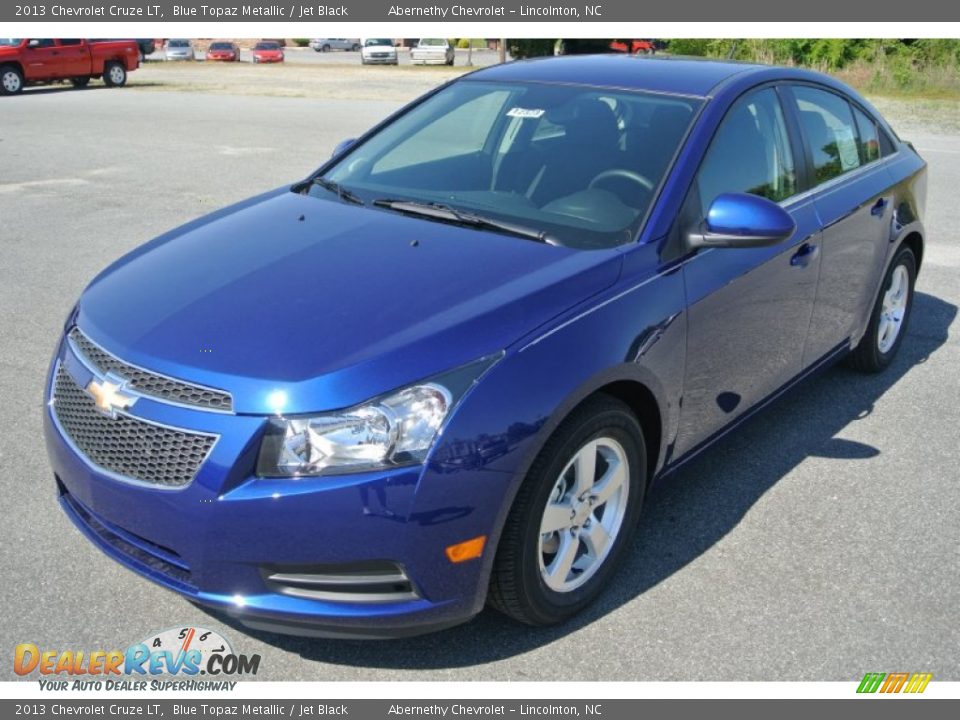 Front 3/4 View of 2013 Chevrolet Cruze LT Photo #2