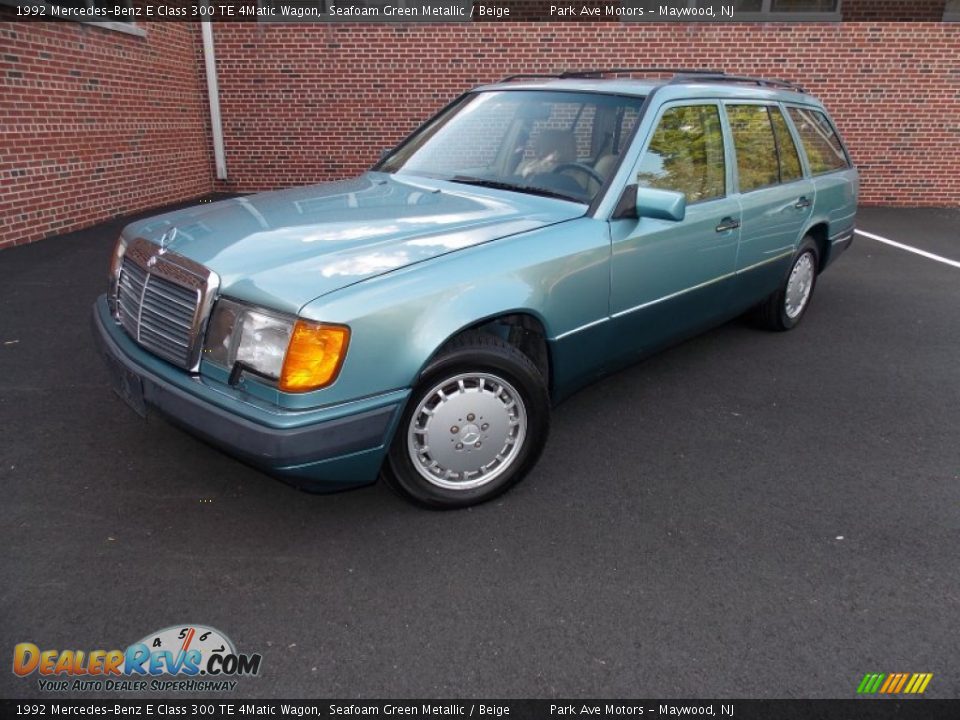 Front 3/4 View of 1992 Mercedes-Benz E Class 300 TE 4Matic Wagon Photo #2