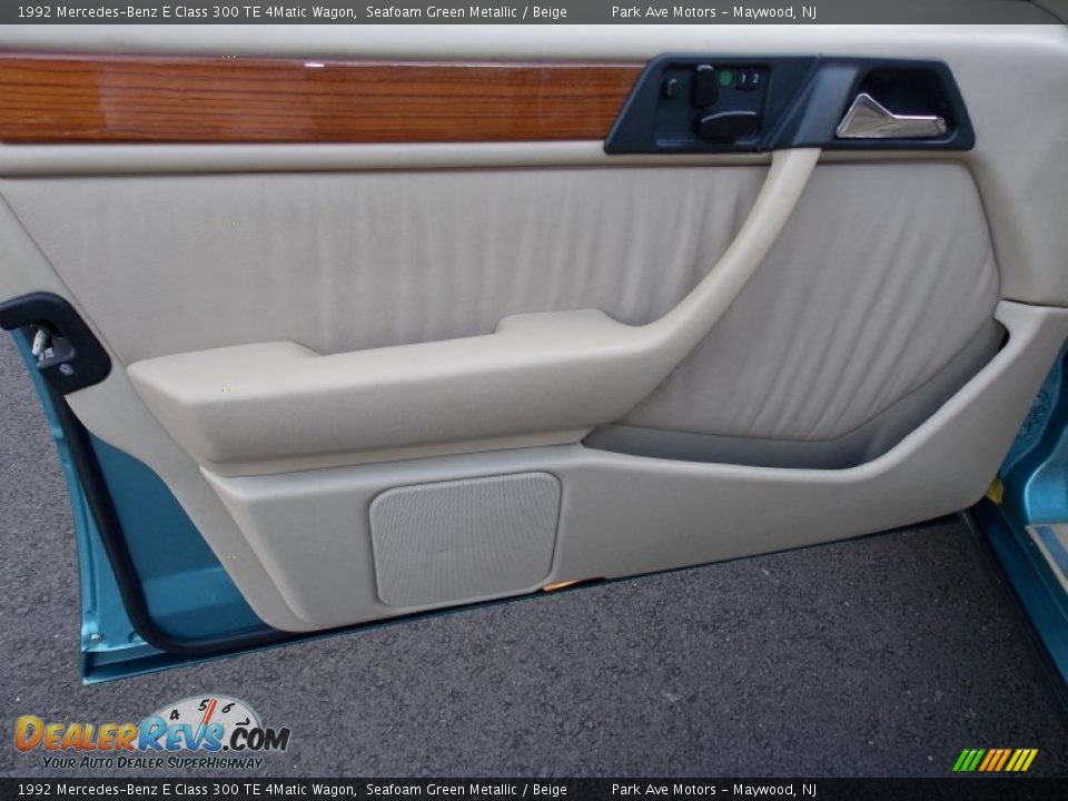 Door Panel of 1992 Mercedes-Benz E Class 300 TE 4Matic Wagon Photo #12