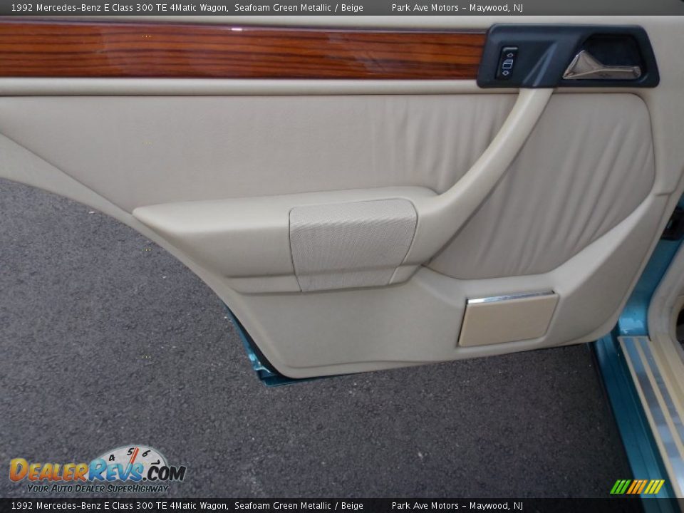 Door Panel of 1992 Mercedes-Benz E Class 300 TE 4Matic Wagon Photo #15