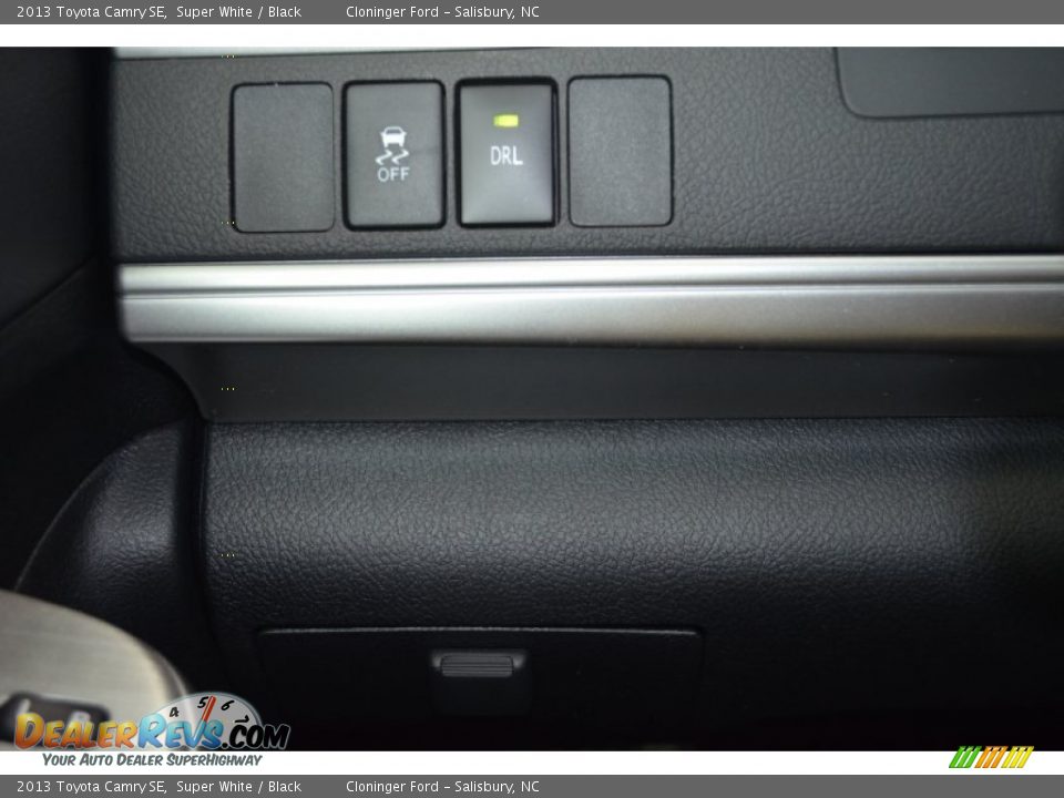 2013 Toyota Camry SE Super White / Black Photo #17