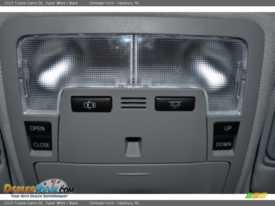 2013 Toyota Camry SE Super White / Black Photo #18