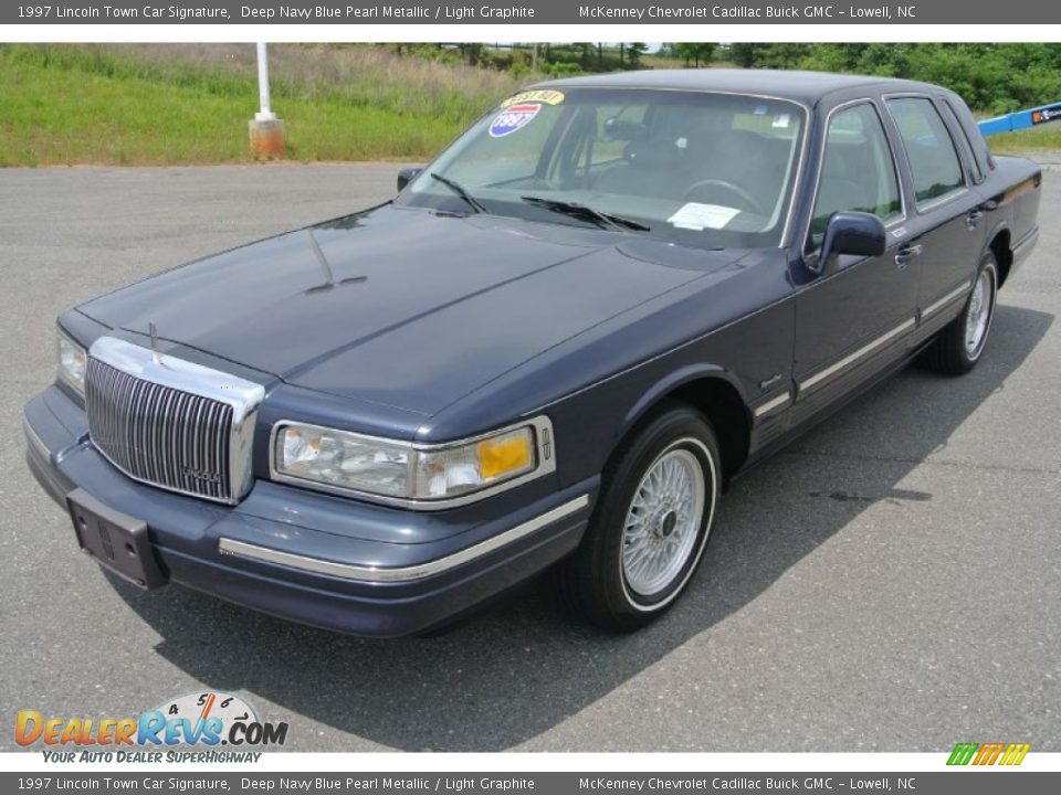 Front 3/4 View of 1997 Lincoln Town Car Signature Photo #1