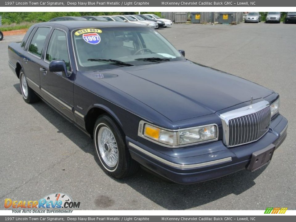 Front 3/4 View of 1997 Lincoln Town Car Signature Photo #2