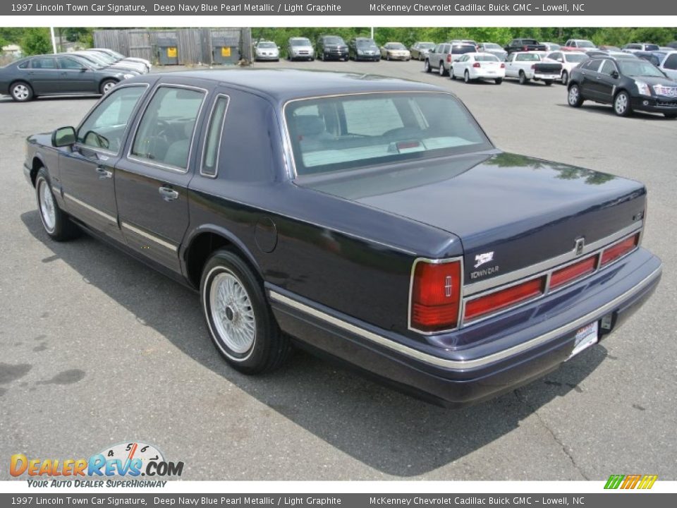 1997 Lincoln Town Car Signature Deep Navy Blue Pearl Metallic / Light Graphite Photo #4