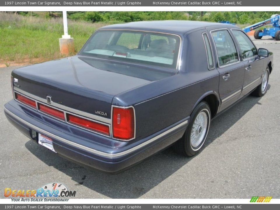 1997 Lincoln Town Car Signature Deep Navy Blue Pearl Metallic / Light Graphite Photo #5