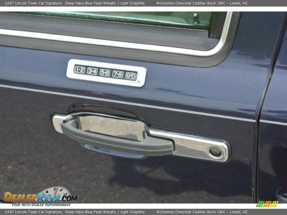1997 Lincoln Town Car Signature Deep Navy Blue Pearl Metallic / Light Graphite Photo #7
