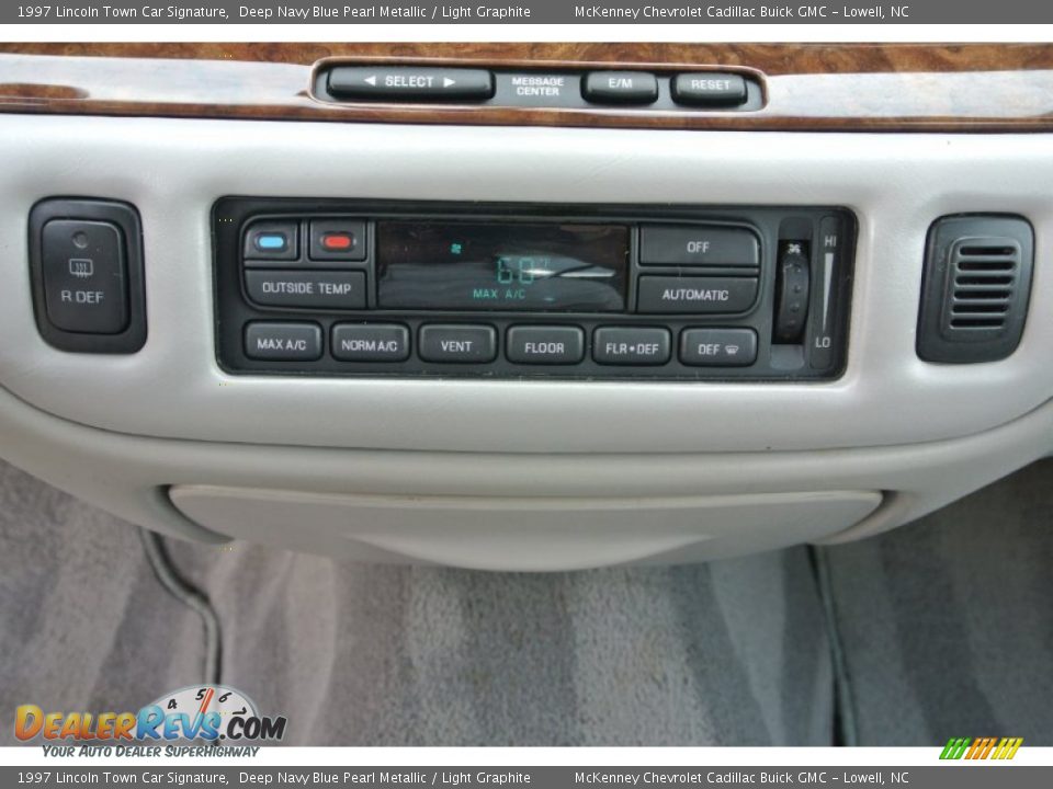 Controls of 1997 Lincoln Town Car Signature Photo #11